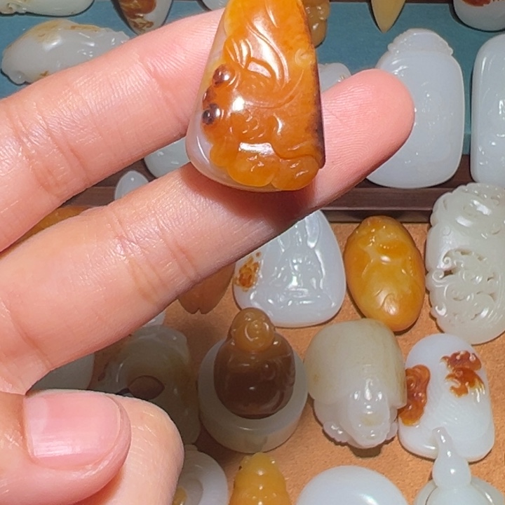 爱***台颈饰未镶嵌和田玉