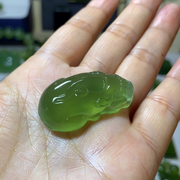 岫玉未镶嵌颈饰吊坠