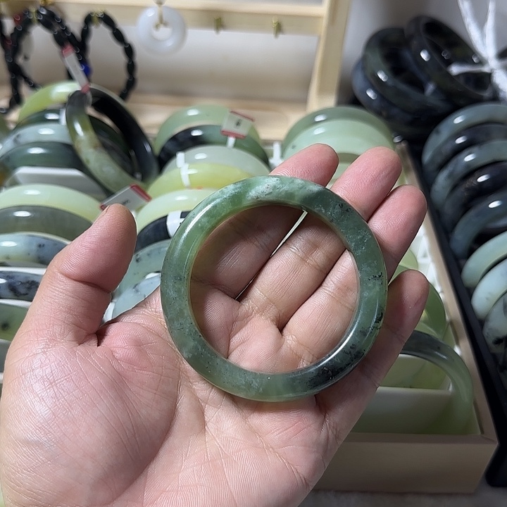 蛇纹石玉未镶嵌手镯