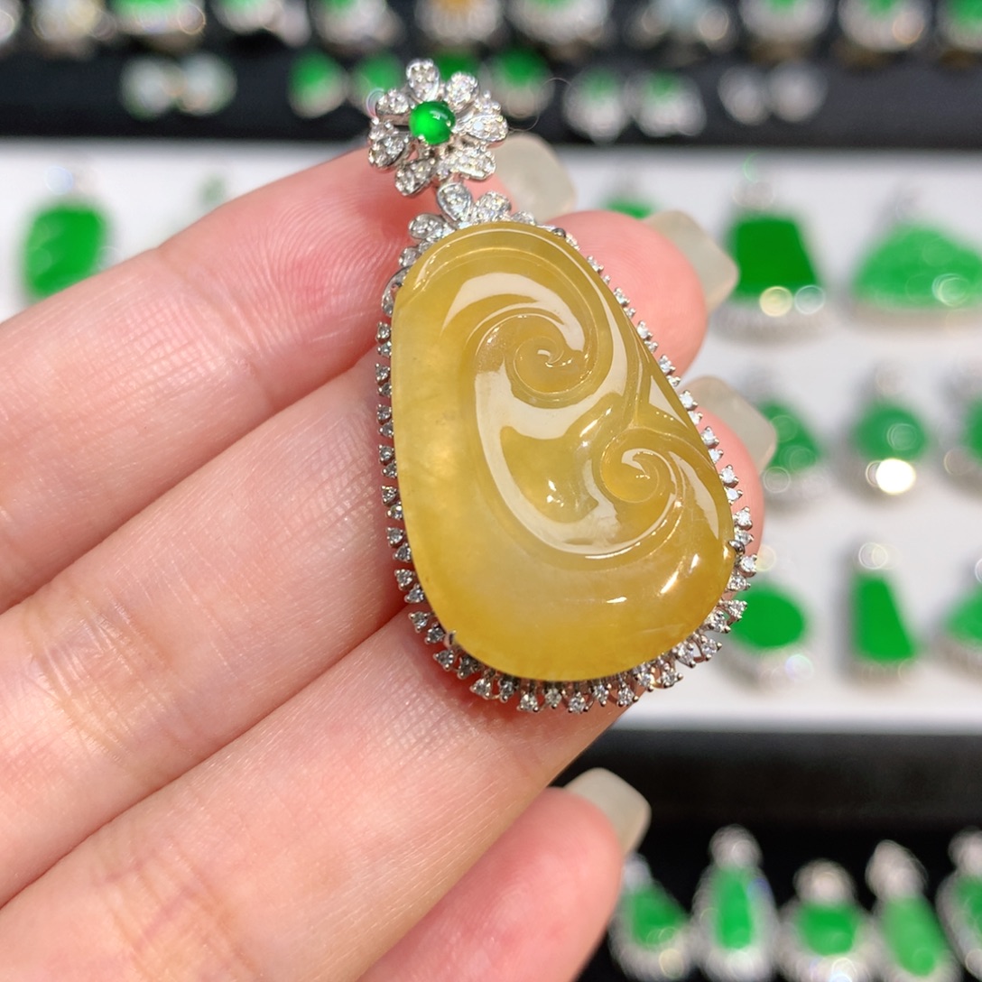 翡翠18K金镶嵌颈饰