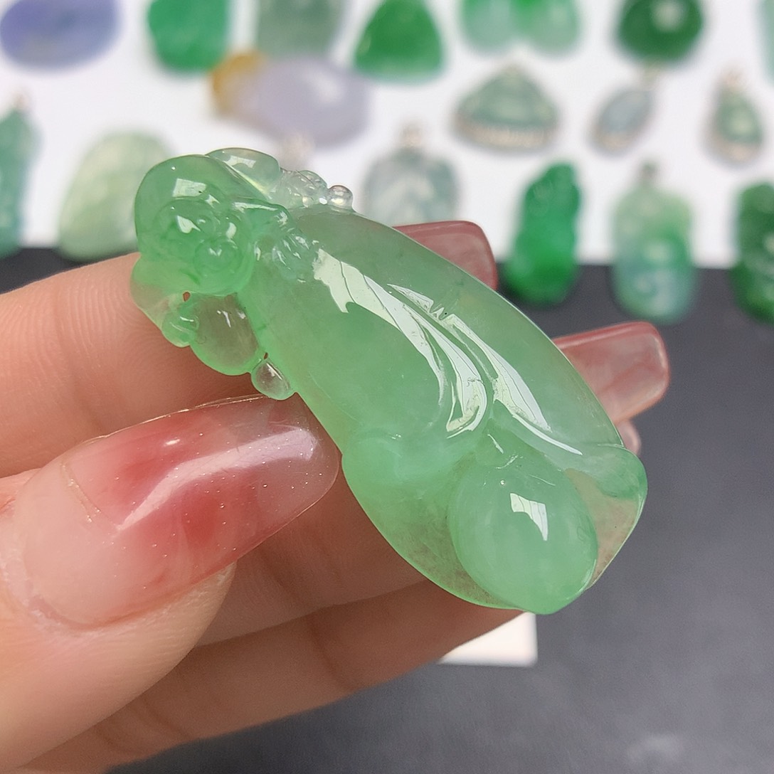 翡翠颈饰未镶嵌玉兰花