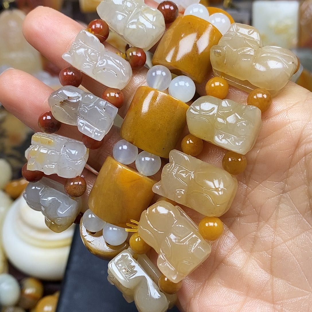 石英质玉（黄龙玉）颈饰未镶嵌