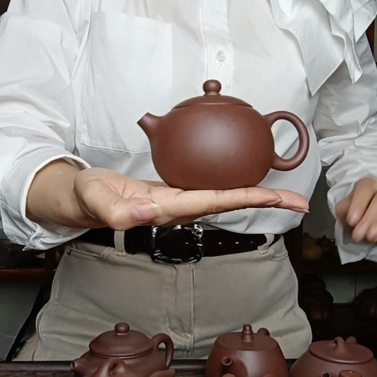 余***就茶壶紫砂原矿底曹青   容量200cc。