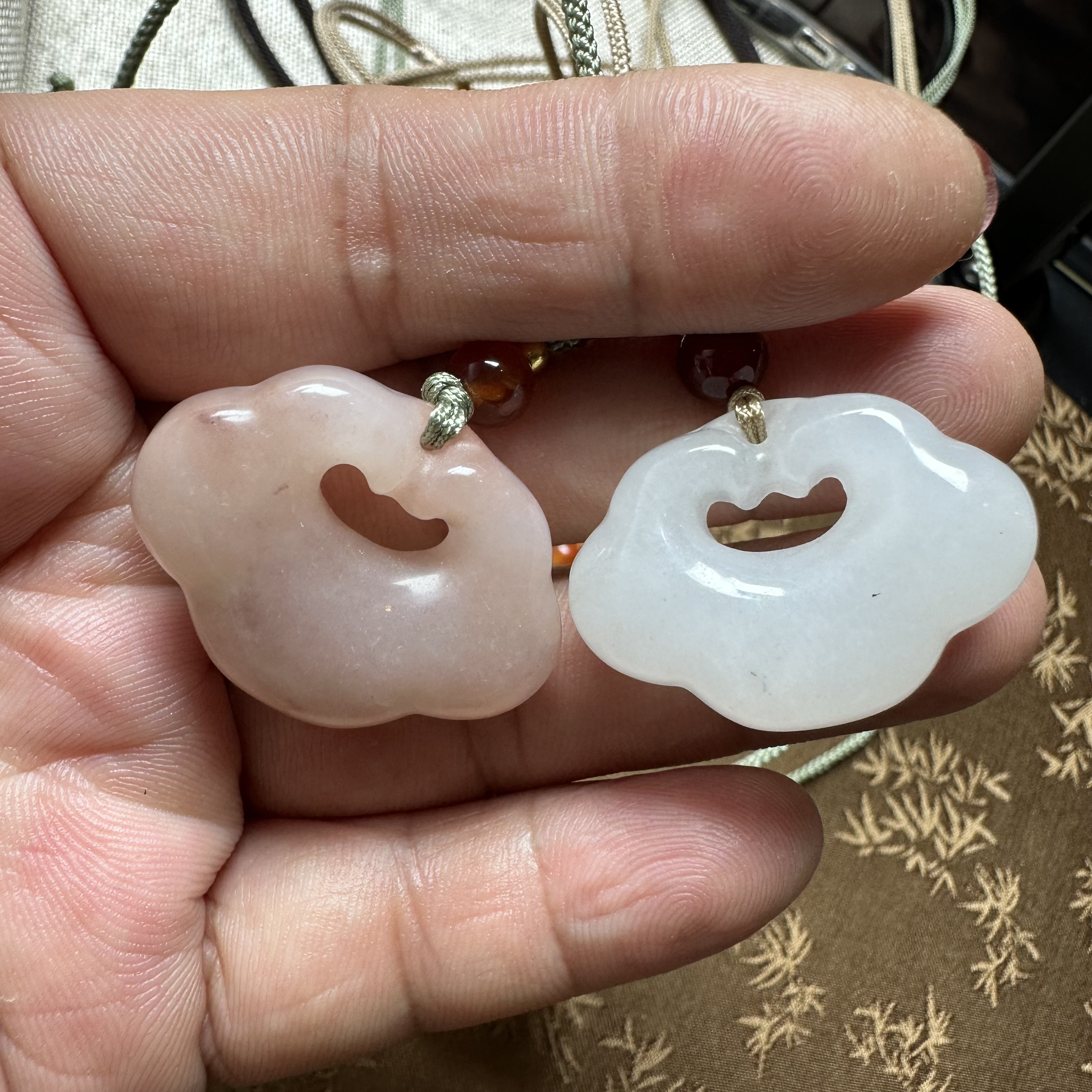 天山翠祥云平安锁，白粉随机发货，介意勿拍