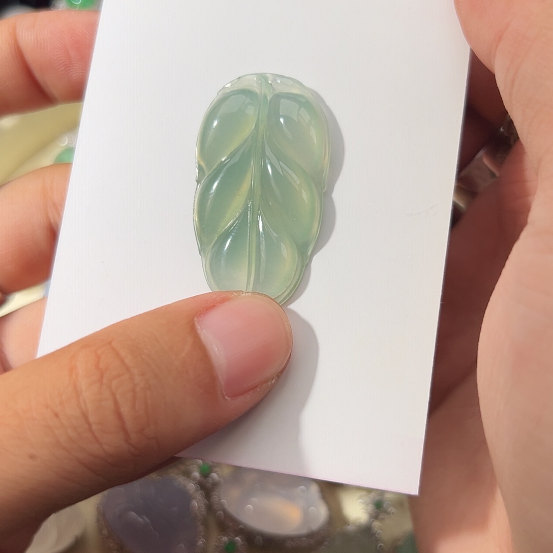 翡翠未镶嵌颈饰晴绿底翡翠冰种叶子