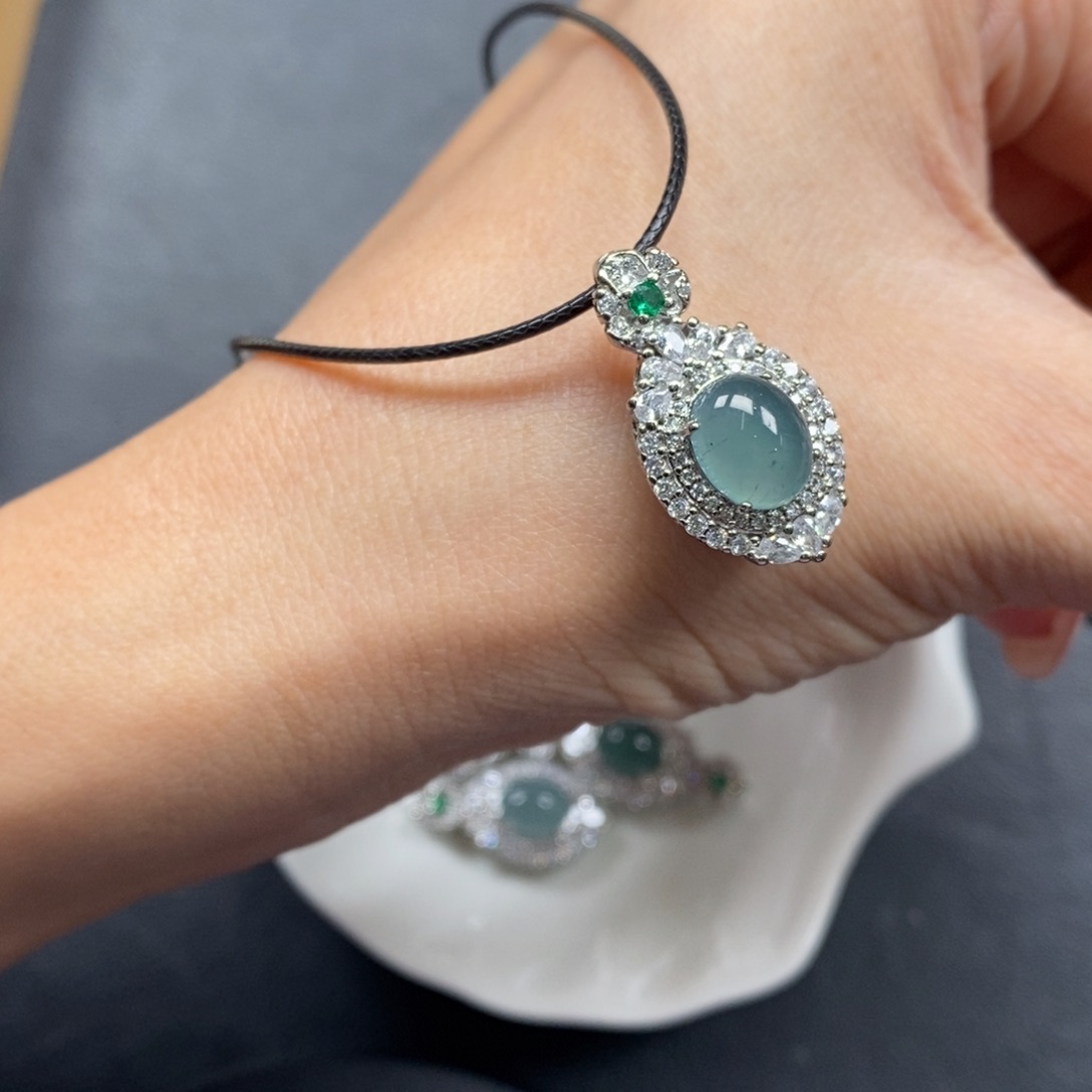 翡翠颈饰未镶嵌翡翠