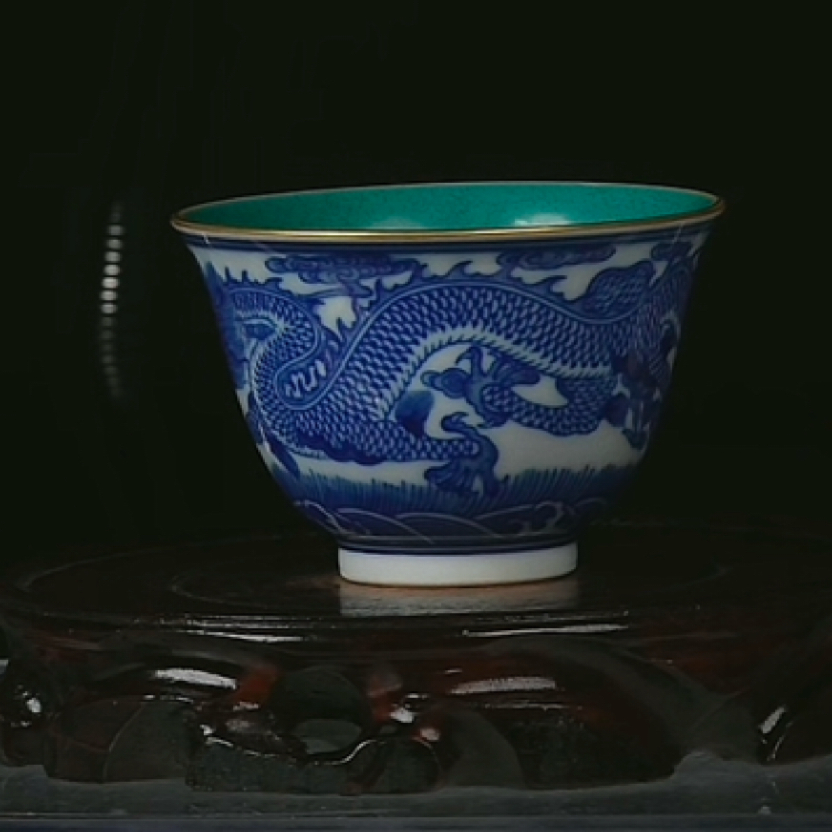 M内松石绿釉外青花海水龙纹杯