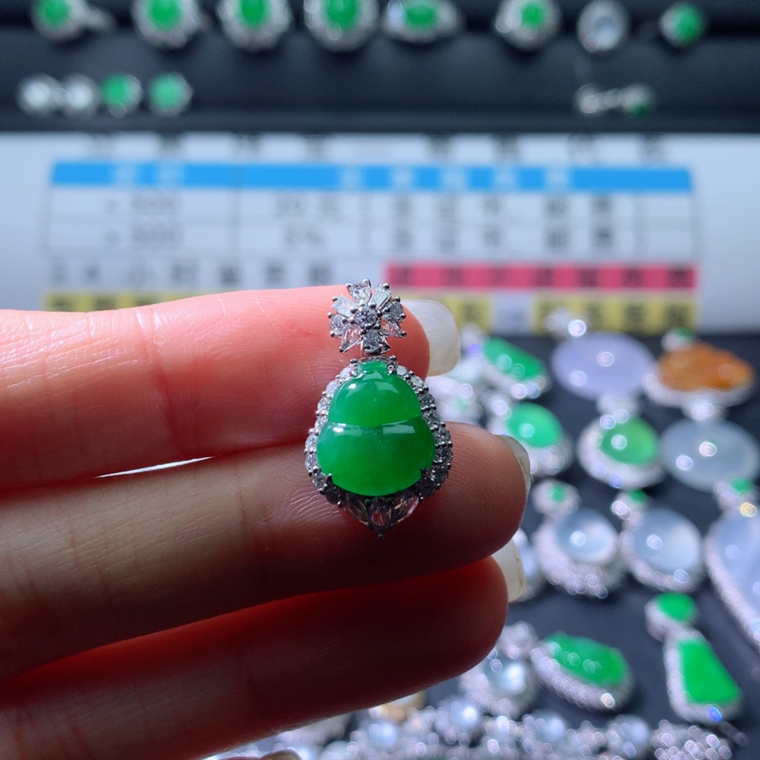 颈饰18K金镶嵌翡翠伴钻