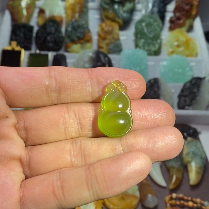 蛇纹石玉颈饰未镶嵌