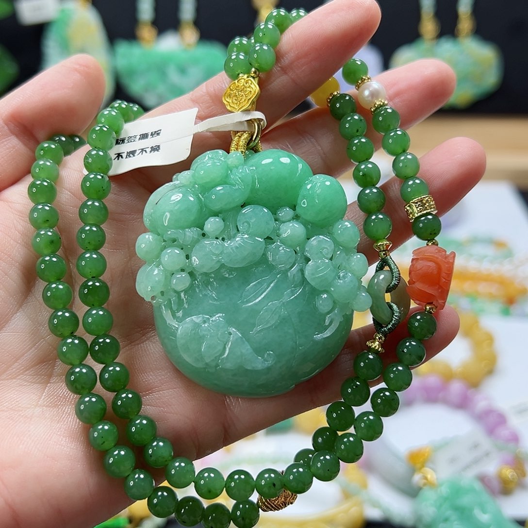 颈饰未镶嵌翡翠吊坠