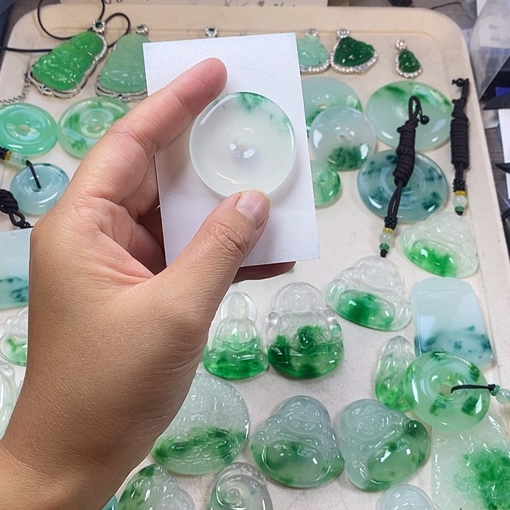 翡翠未镶嵌颈饰平安扣