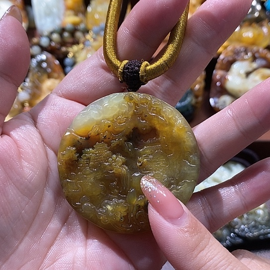 蛇纹石玉未镶嵌颈饰