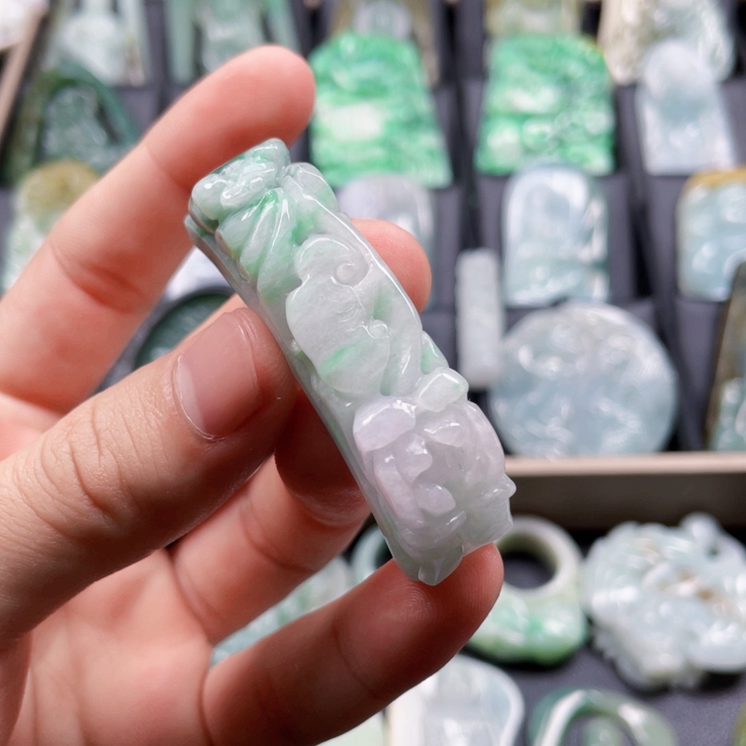 颈饰未镶嵌翡翠青**士翡翠