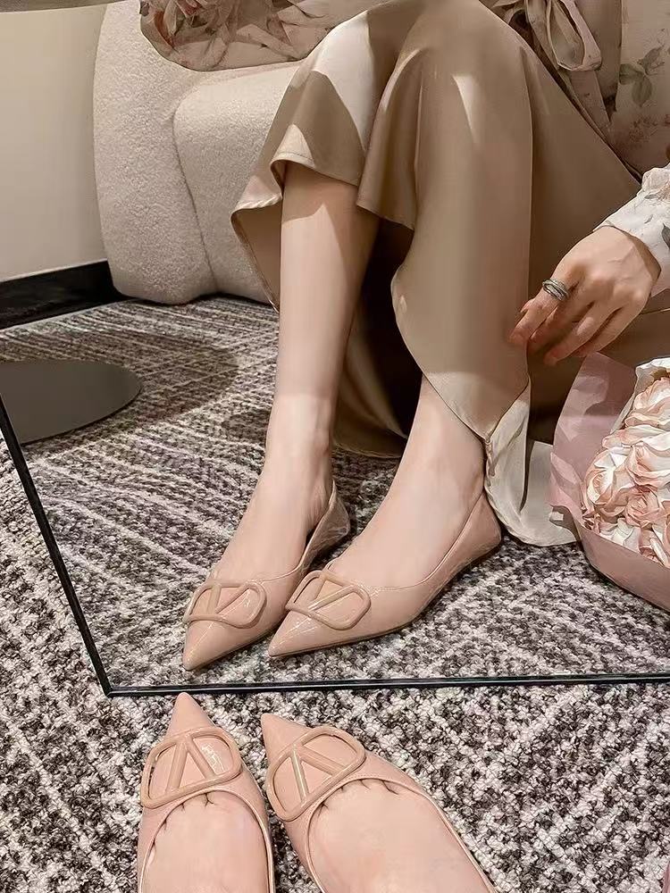 2025春法式尖头金属V扣裸色平底鞋浅口名媛风气质平跟宴会单鞋女