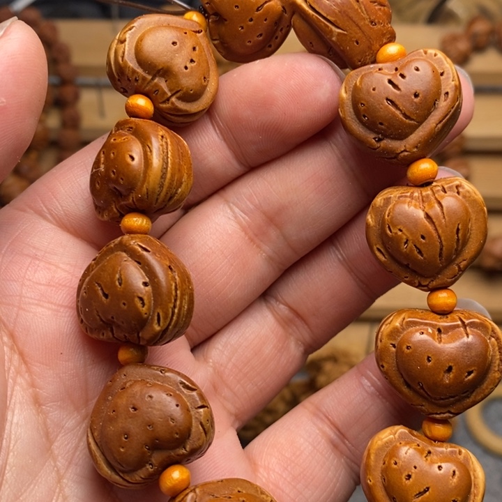 桃核雕刻爱心手串