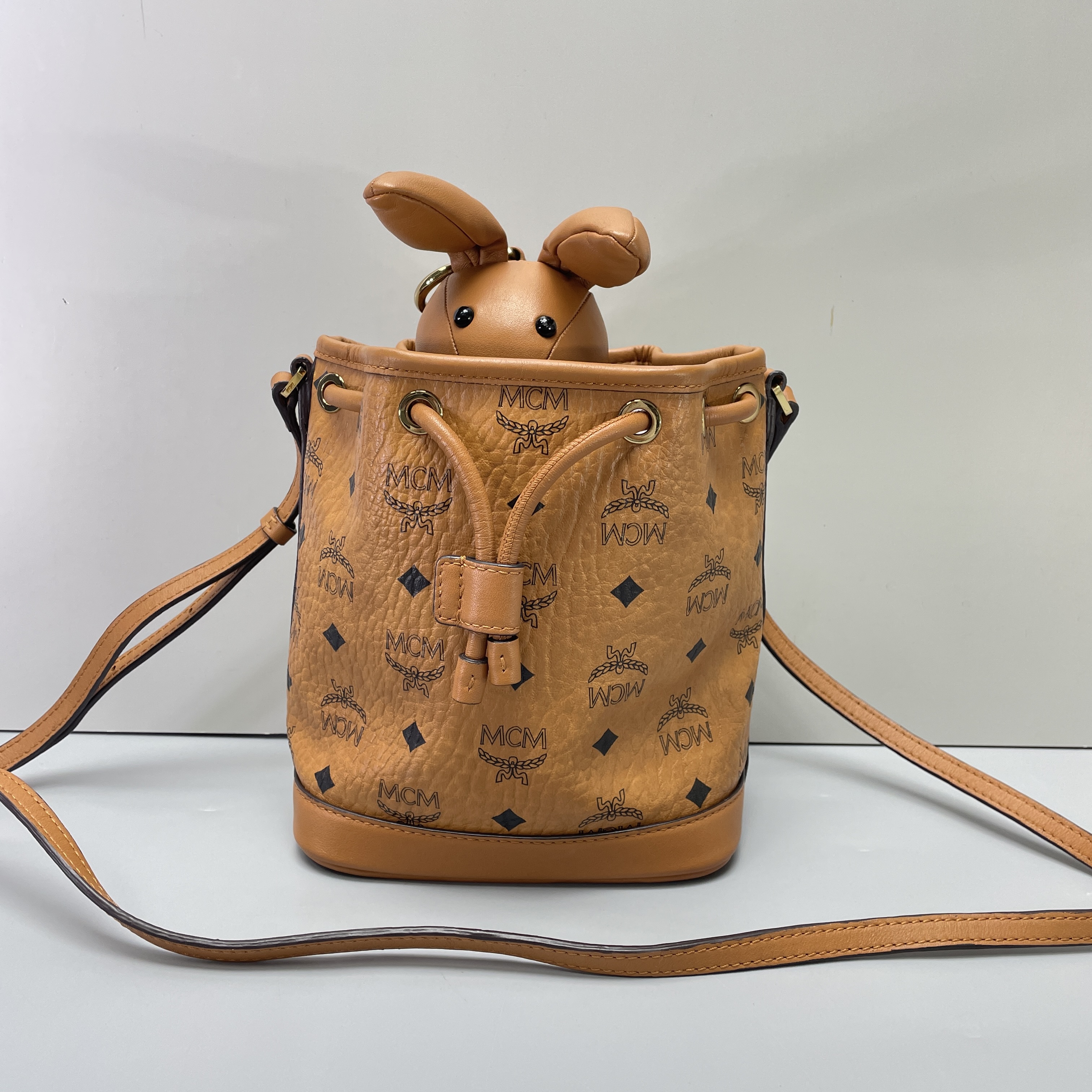 95新 MCM 媚姐/mcm干邑色兔子小号水桶包17x19x11cmG092003
