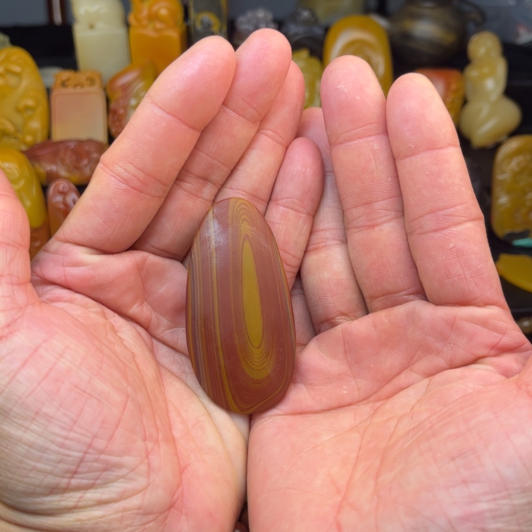 落***头石英质玉未镶嵌黄蜡石挂件