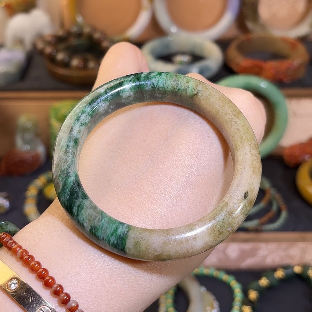 翡翠手镯未镶嵌原始森林的感觉