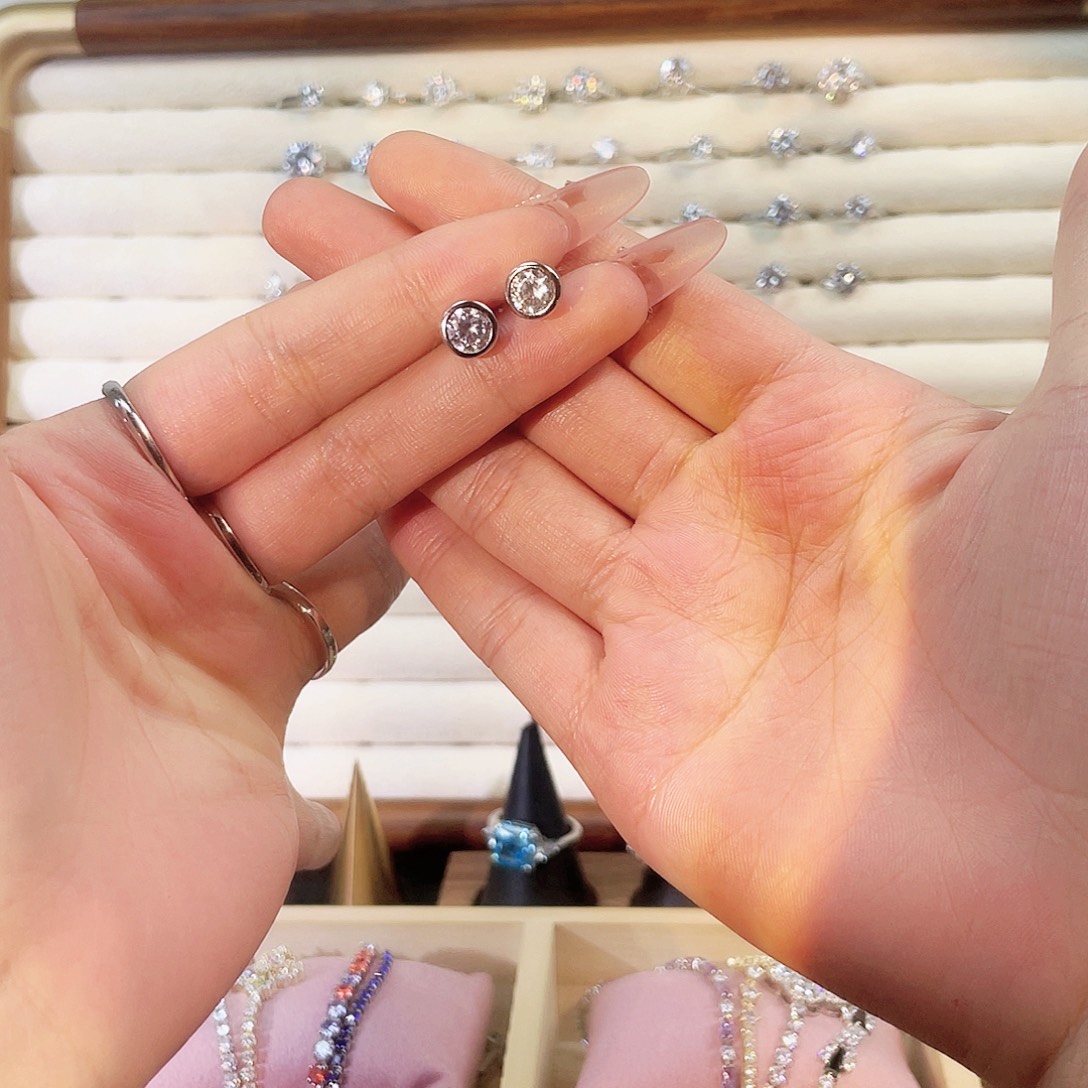 925银合成碳硅石泡泡耳钉2卡一对