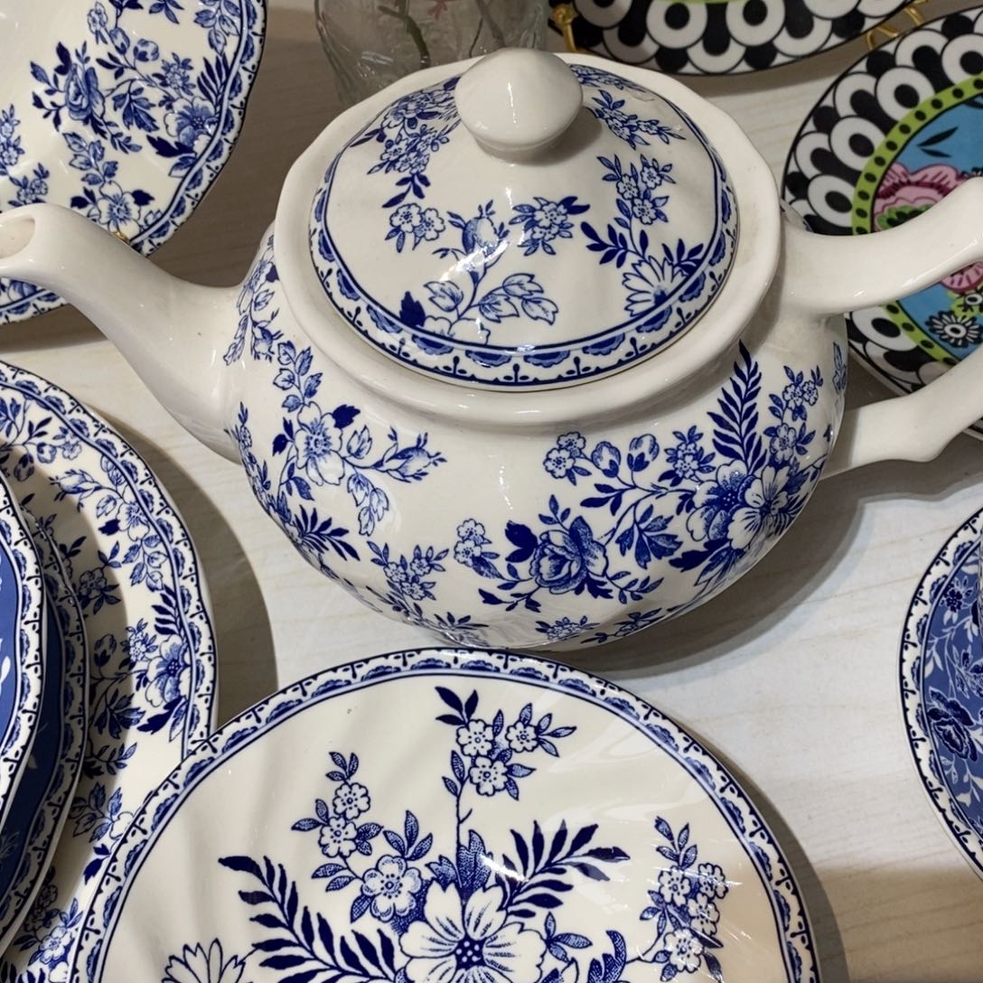 瓷微瑕青花水壶一个