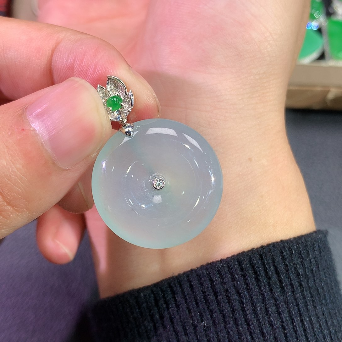 翡翠吊坠(赠链)18K金镶嵌