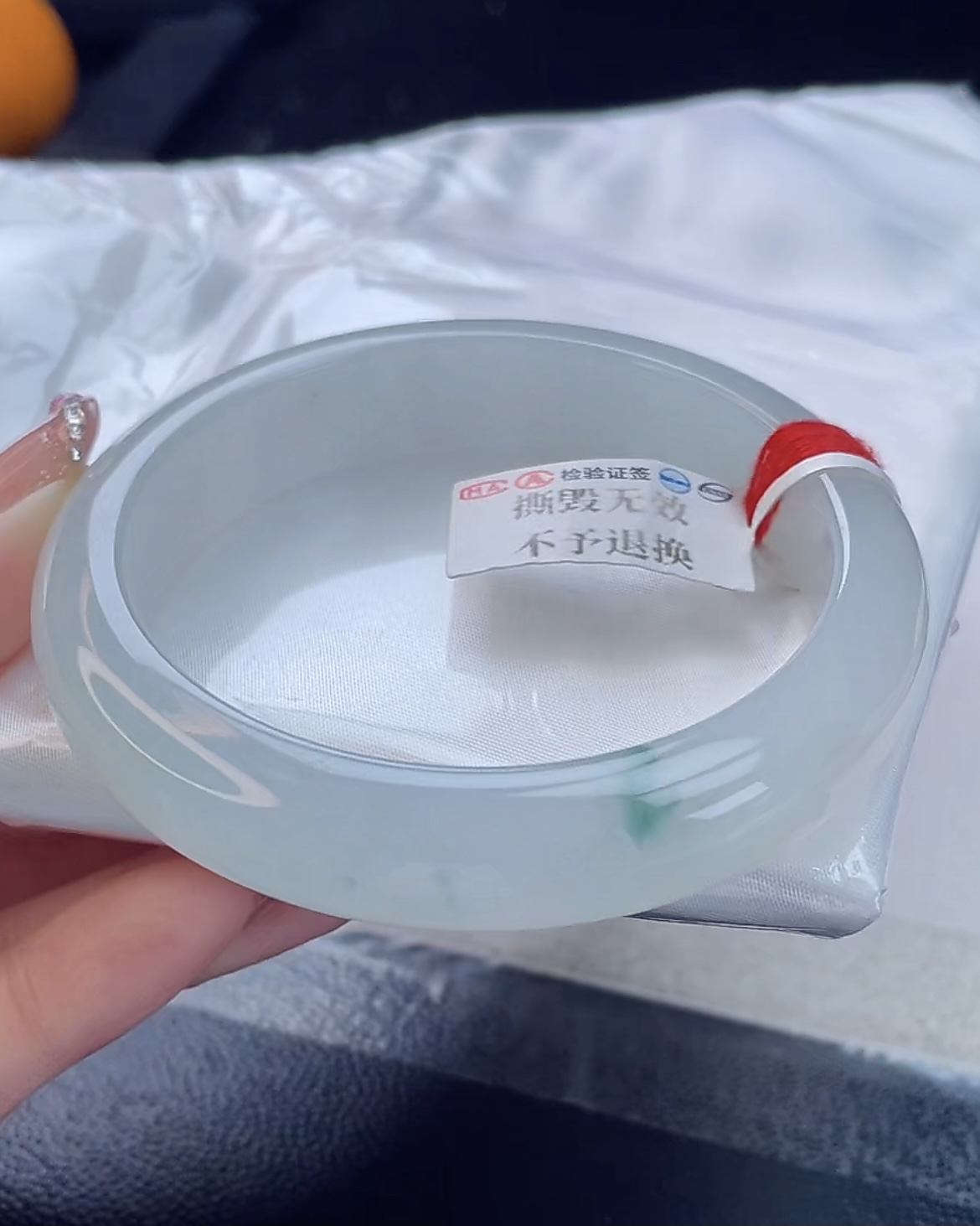 翡翠手镯未镶嵌翡翠