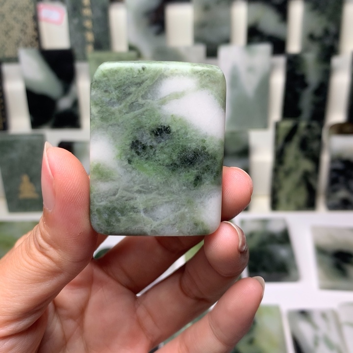 独山玉颈饰未镶嵌