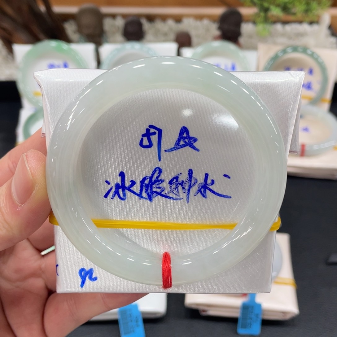 翡翠手镯未镶嵌翡翠