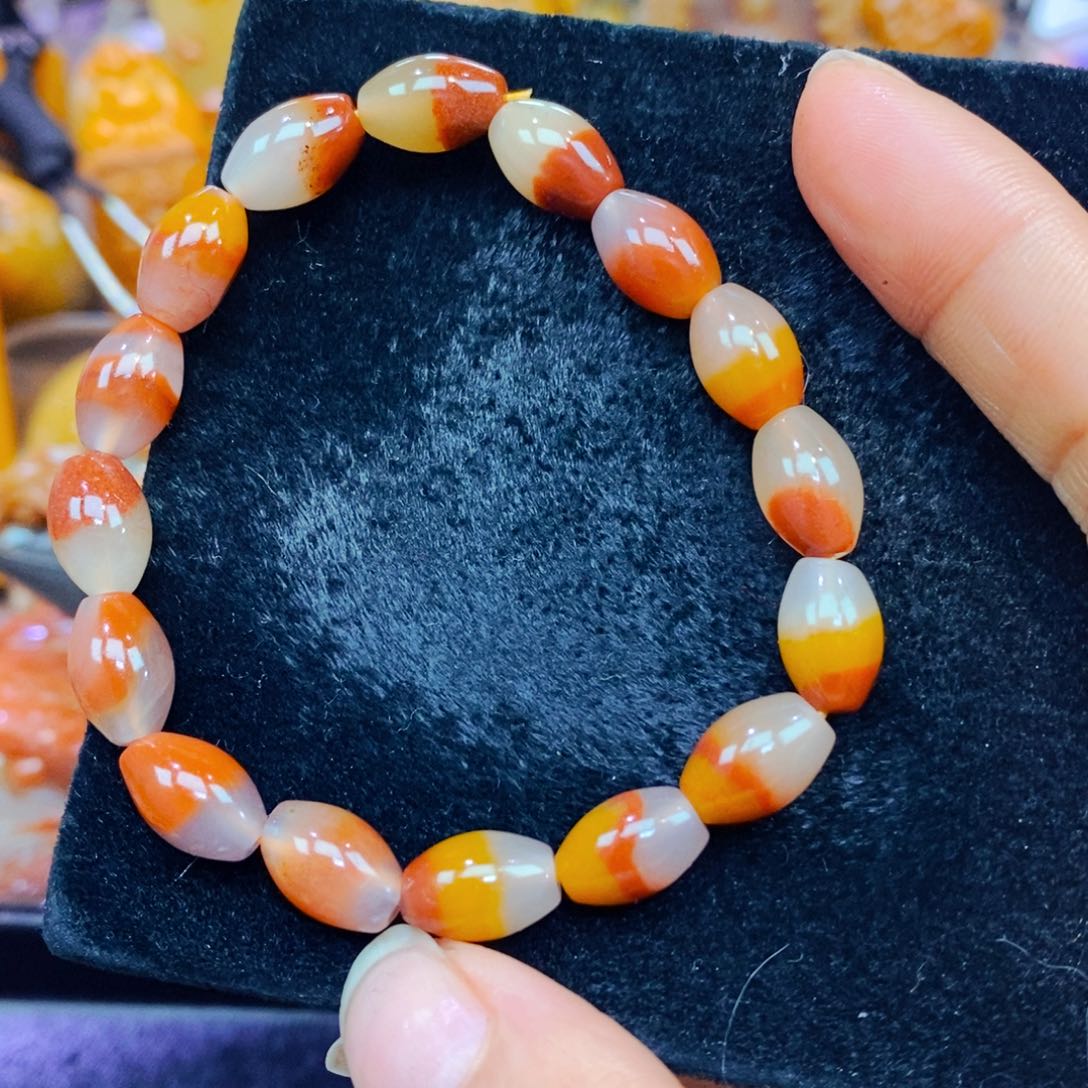 未镶嵌石英质玉（黄龙玉）颈饰