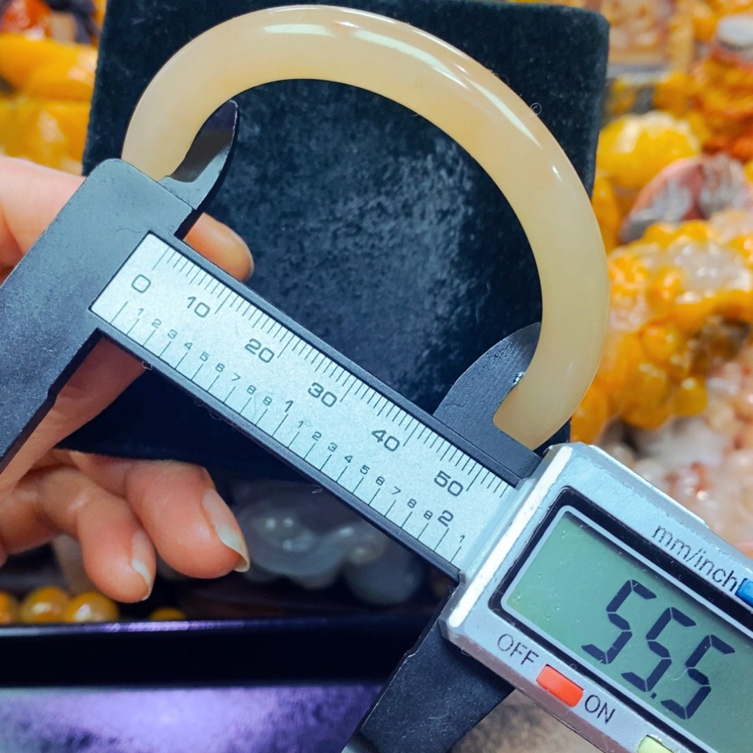 未镶嵌石英质玉（黄龙玉）颈饰