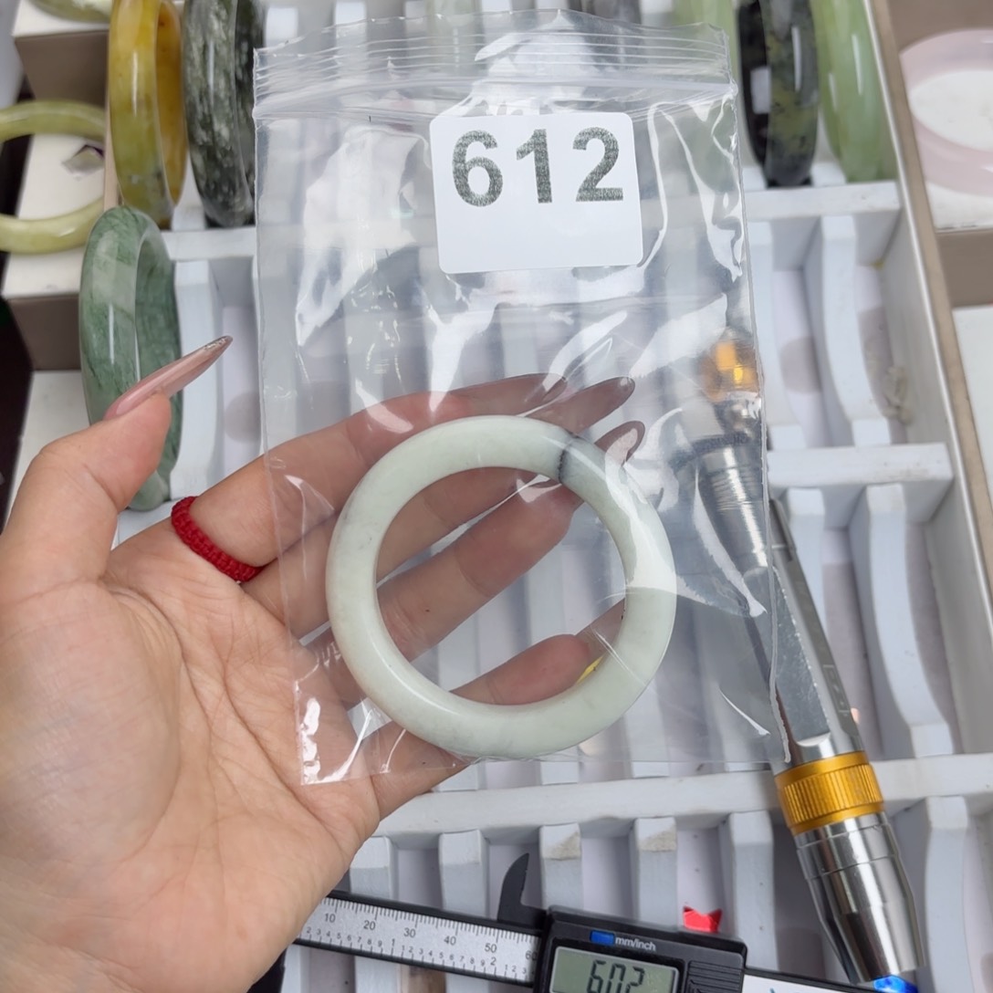 未镶嵌蛇纹石玉手镯腐*！