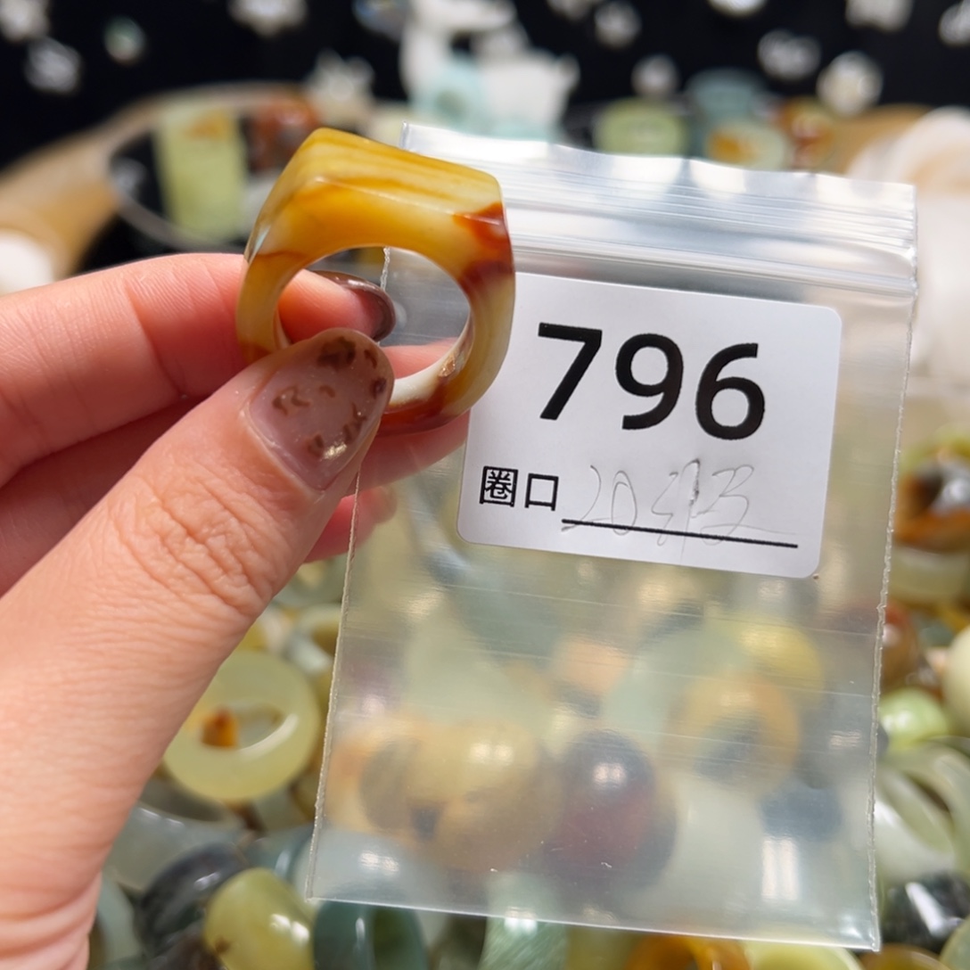 一***排蛇纹石玉未镶嵌戒指