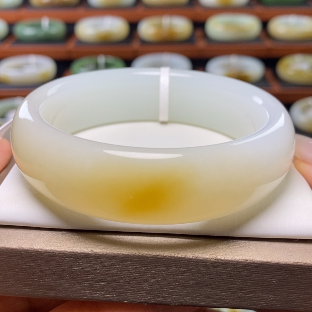 和田玉（糖玉）手镯未镶嵌60圈
