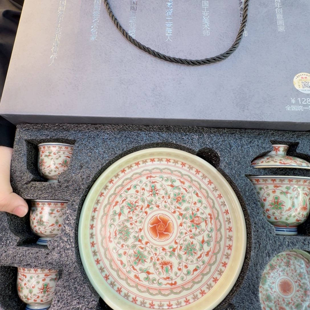 当代艺术家辞典等多部著作