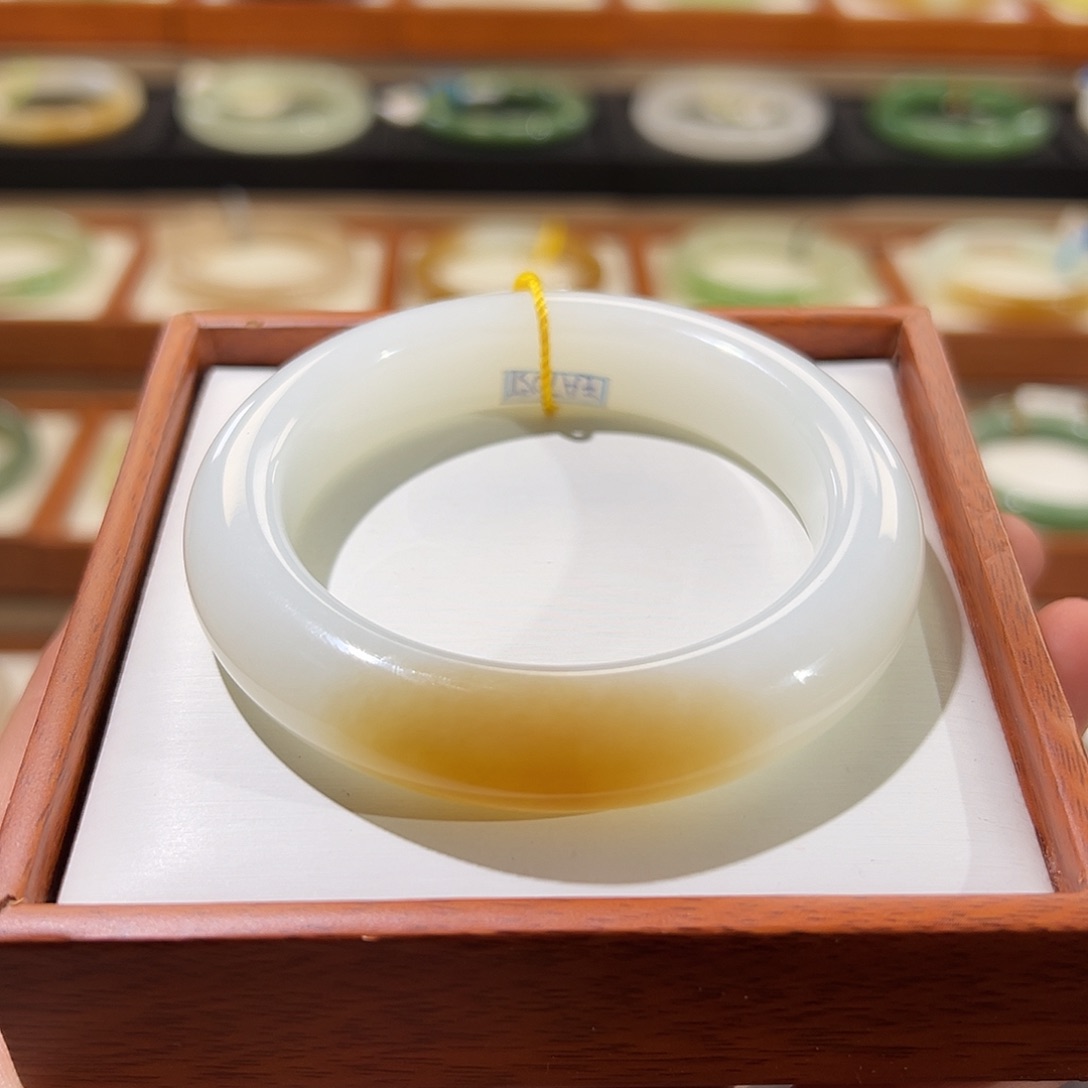 和田玉手镯未镶嵌一口糖