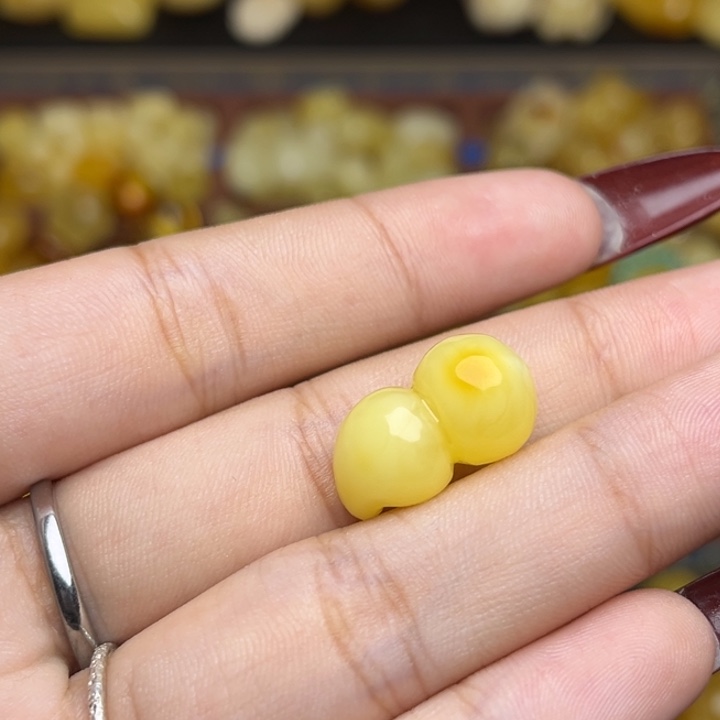 瑞***行蜜蜡未镶嵌珠宝奇石满蜡白妖花俏色葫芦