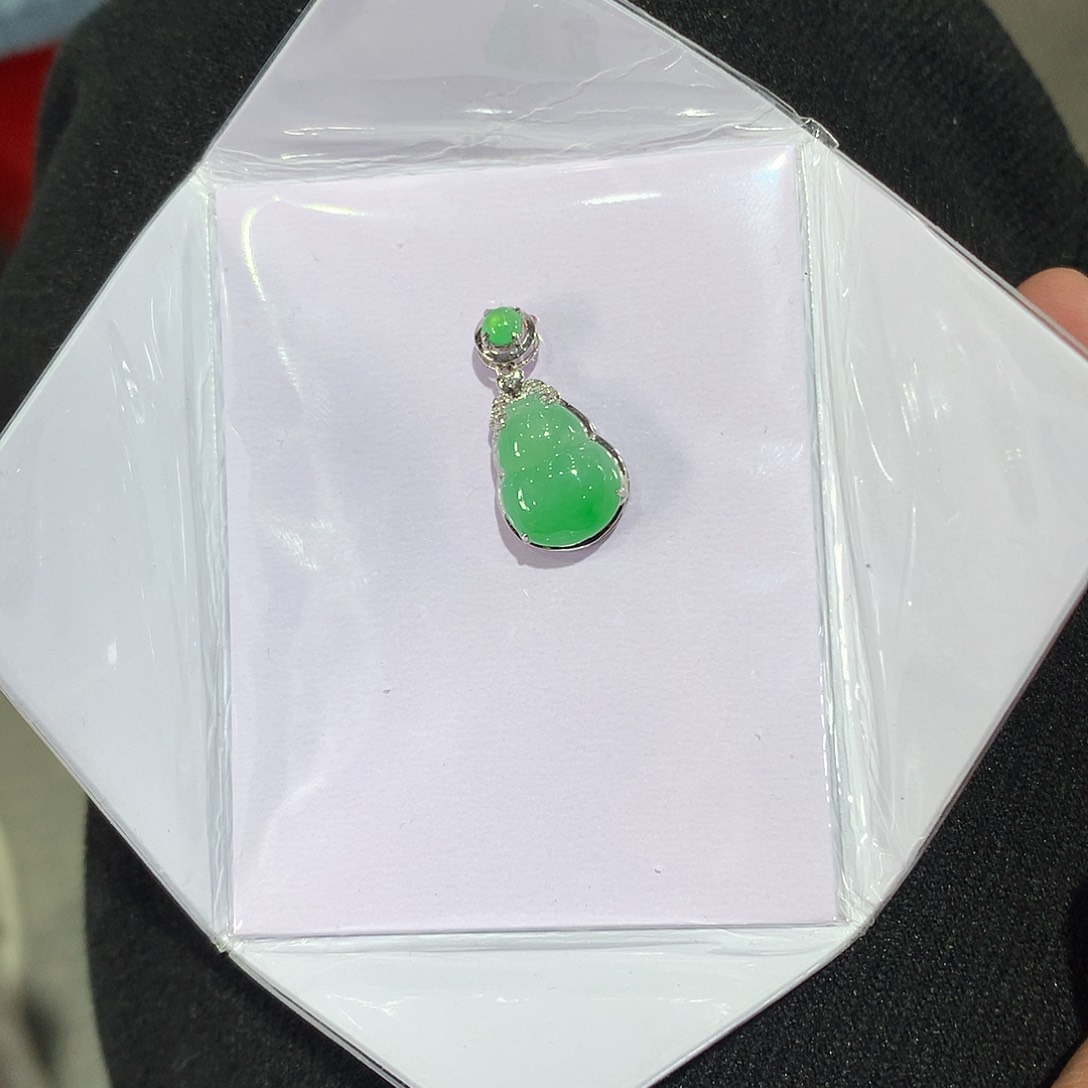 翡翠吊坠(赠链)18K金镶嵌