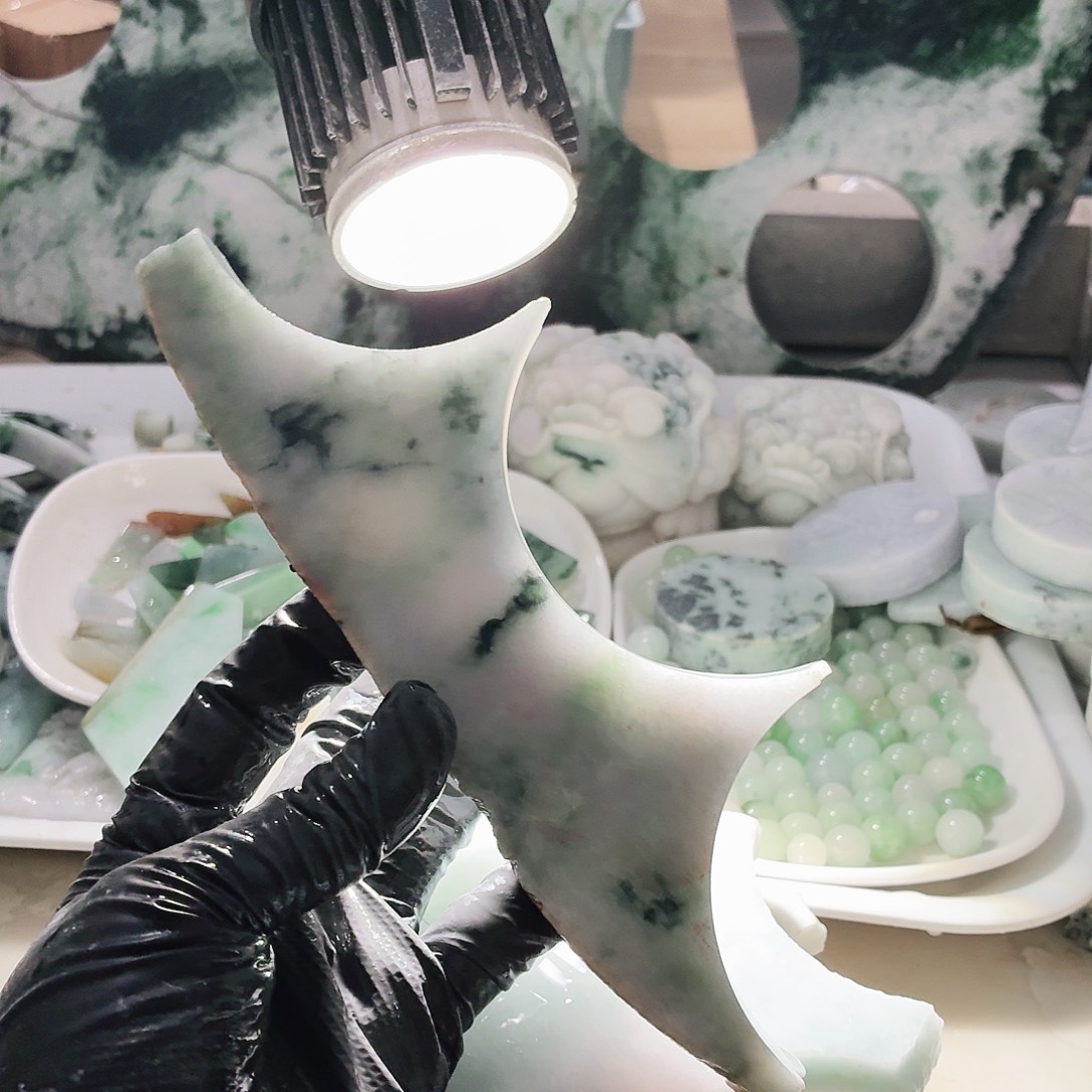 翡翠未镶嵌颈饰边角料