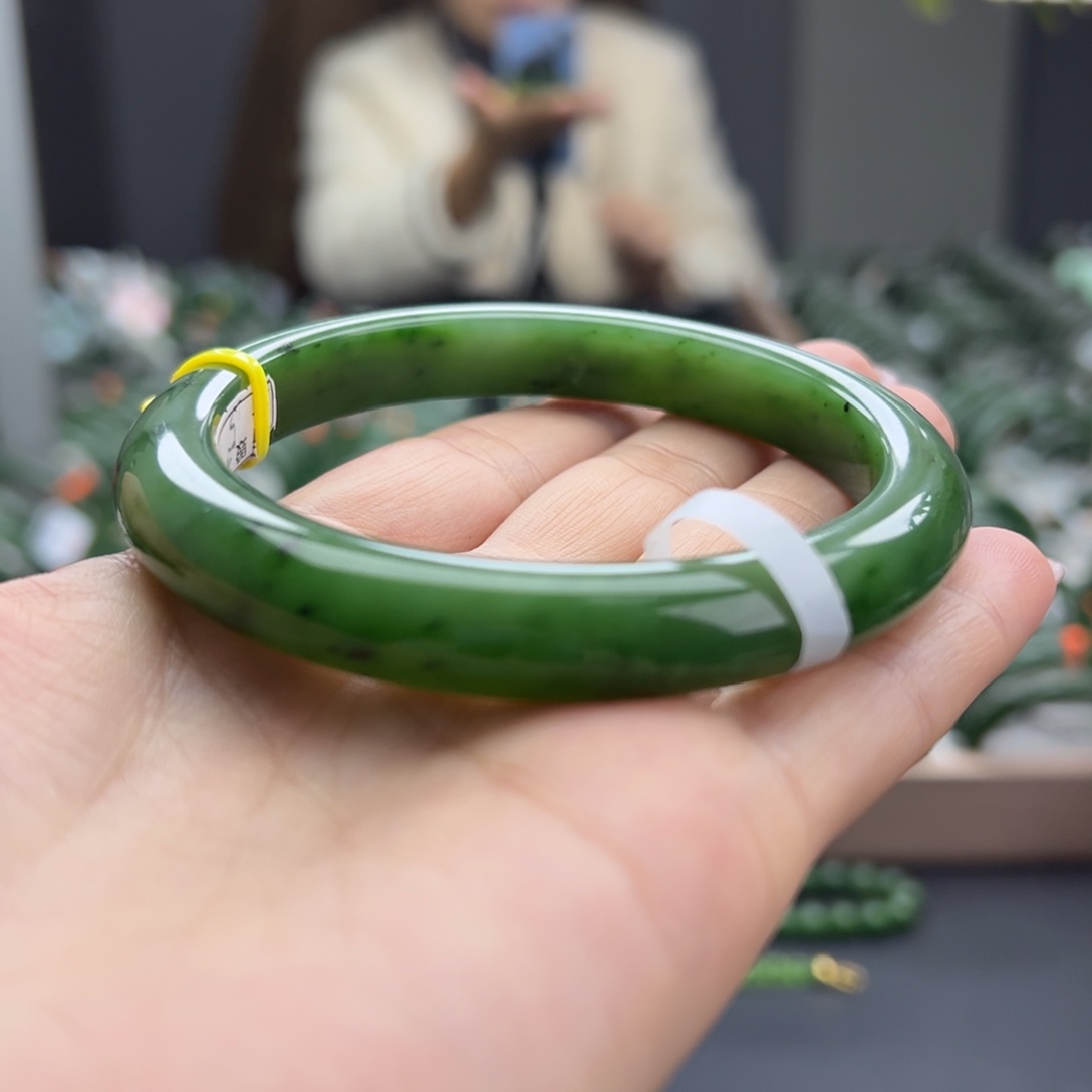 和田玉（碧玉）未镶嵌手镯