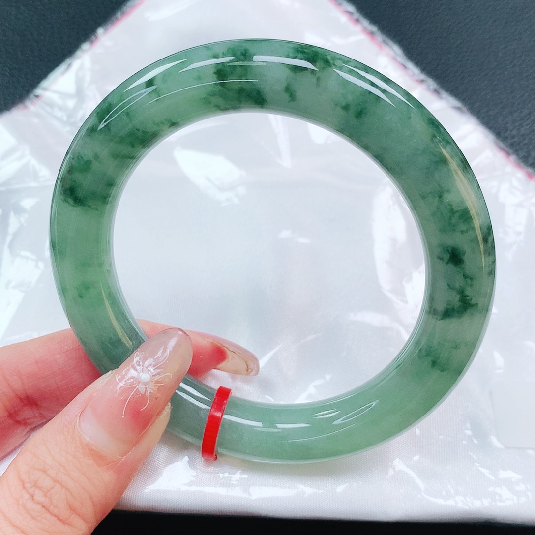 翡翠手镯未镶嵌54圈