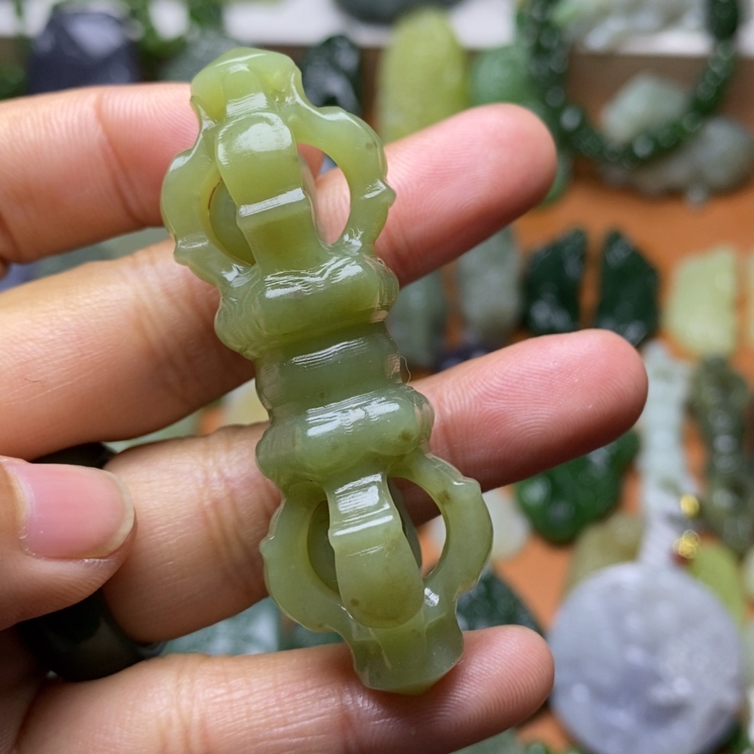 和田玉未镶嵌颈饰包容