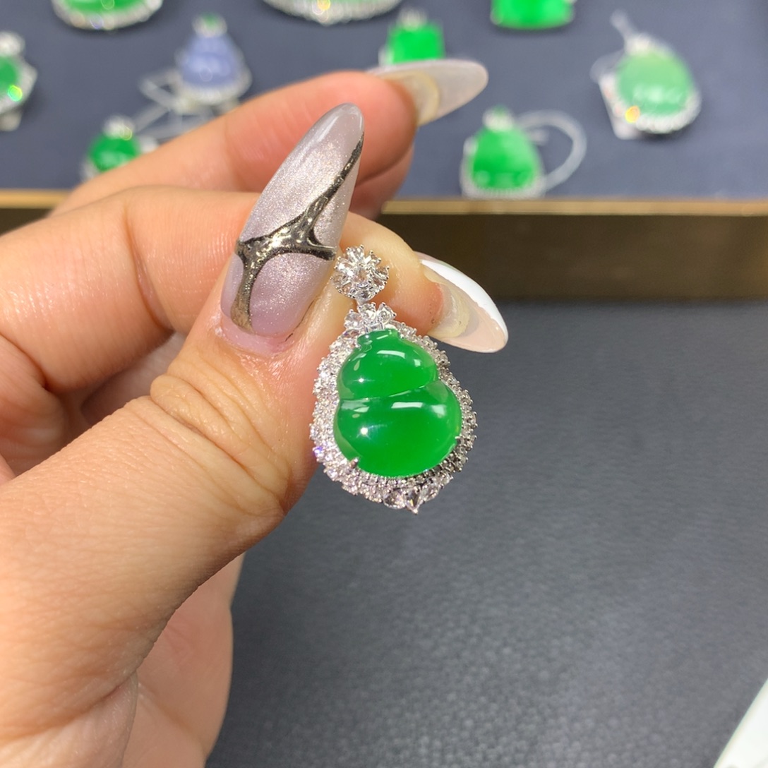 翡翠颈饰18K金镶嵌翡翠