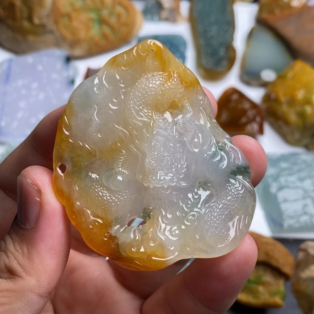 水润飘花黄翡龙头挂件