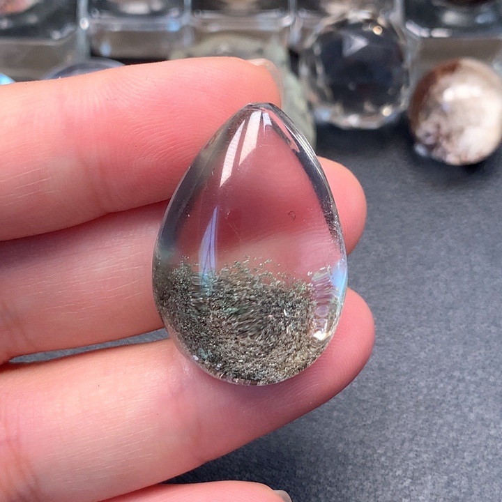 未镶嵌颈饰水晶一**?水晶