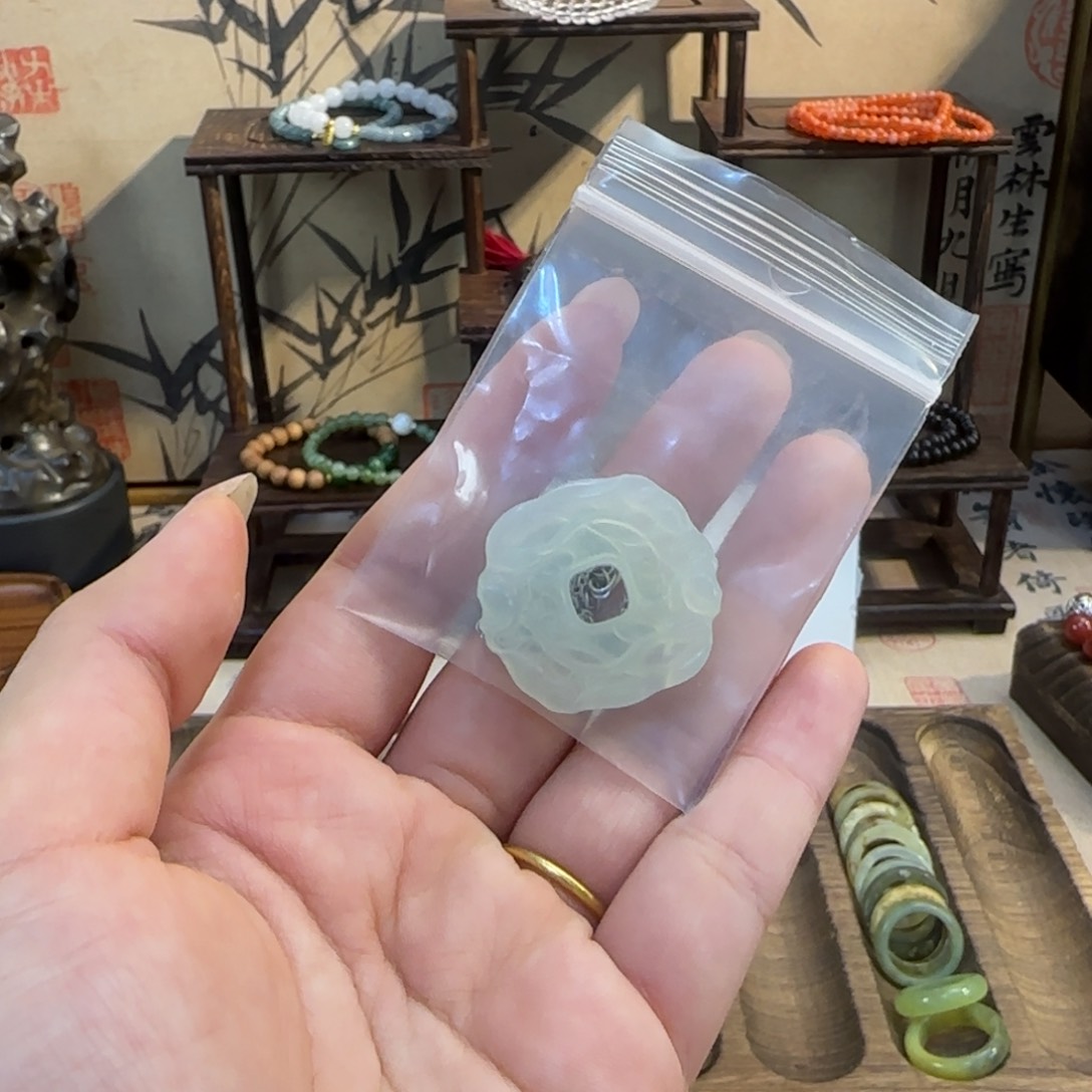 蛇纹石玉颈饰合金