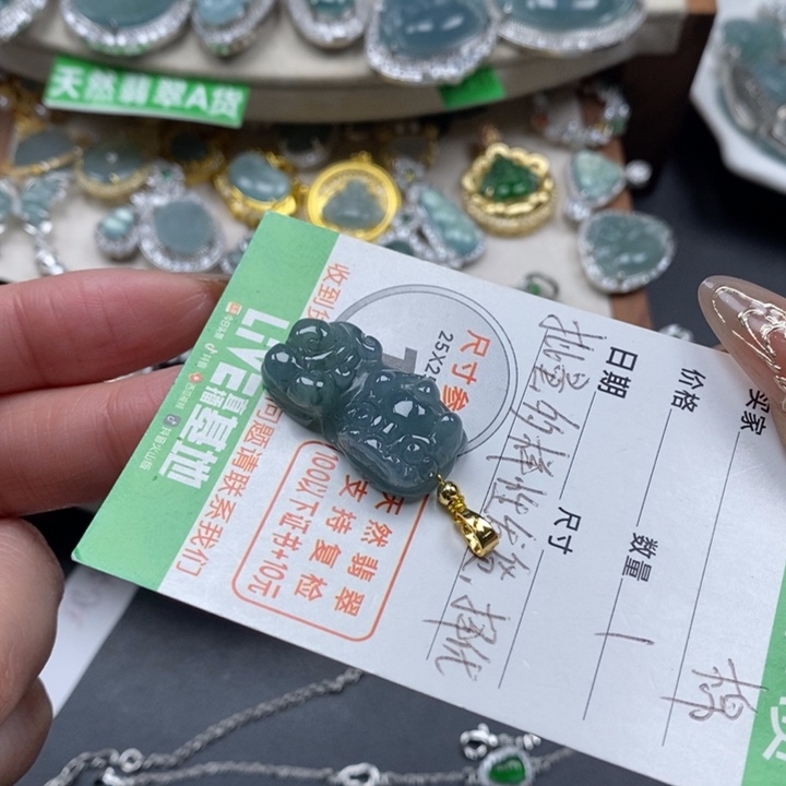 翡翠颈饰未镶嵌翡翠