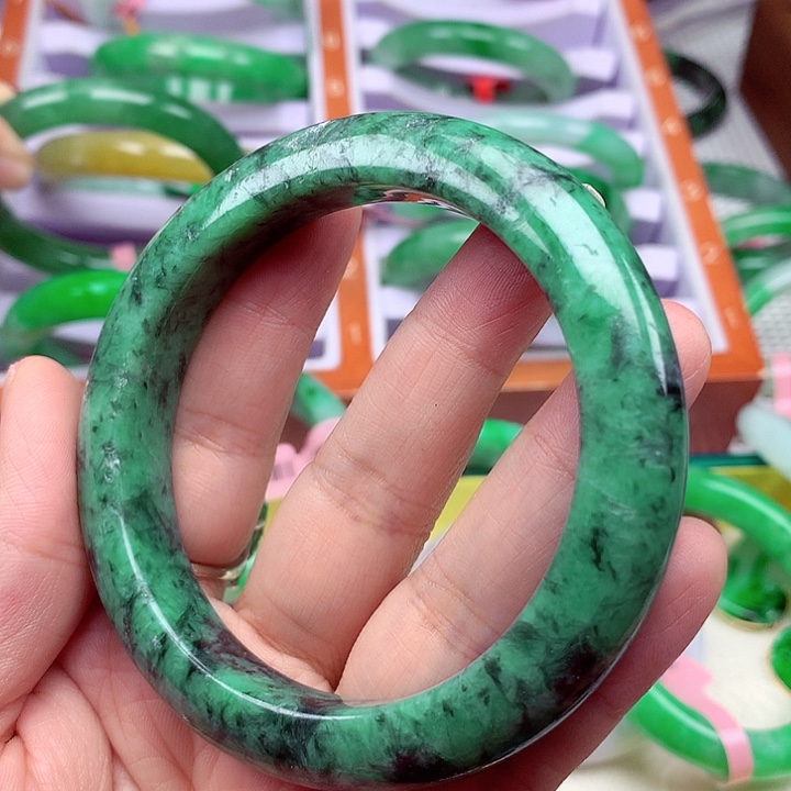 翡翠手镯未镶嵌翡翠