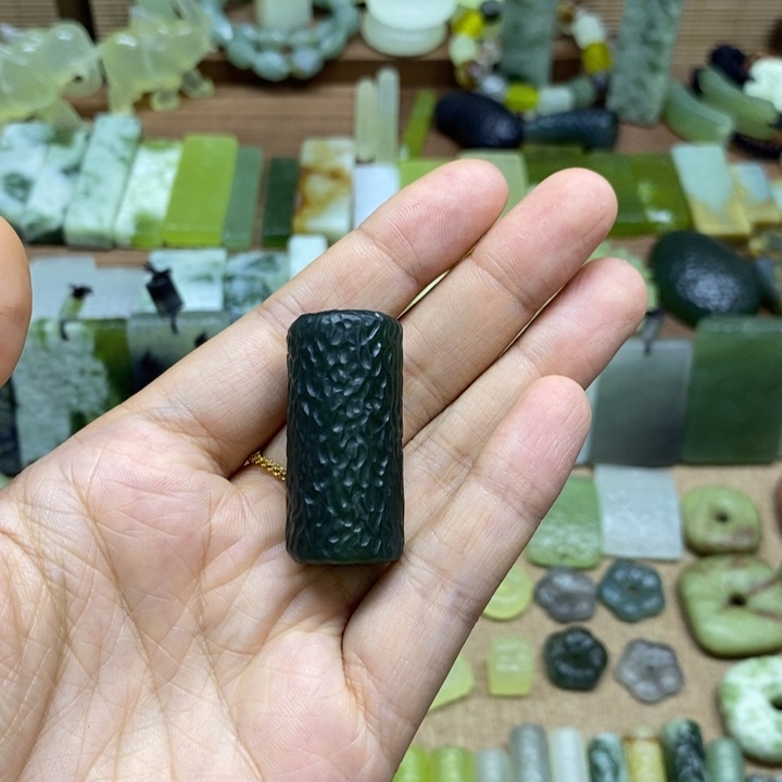 骨***者蛇纹石玉未镶嵌颈饰