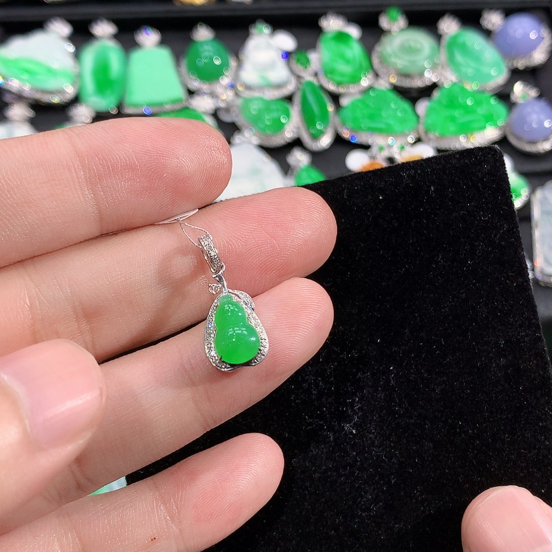 翡翠18K金镶嵌颈饰