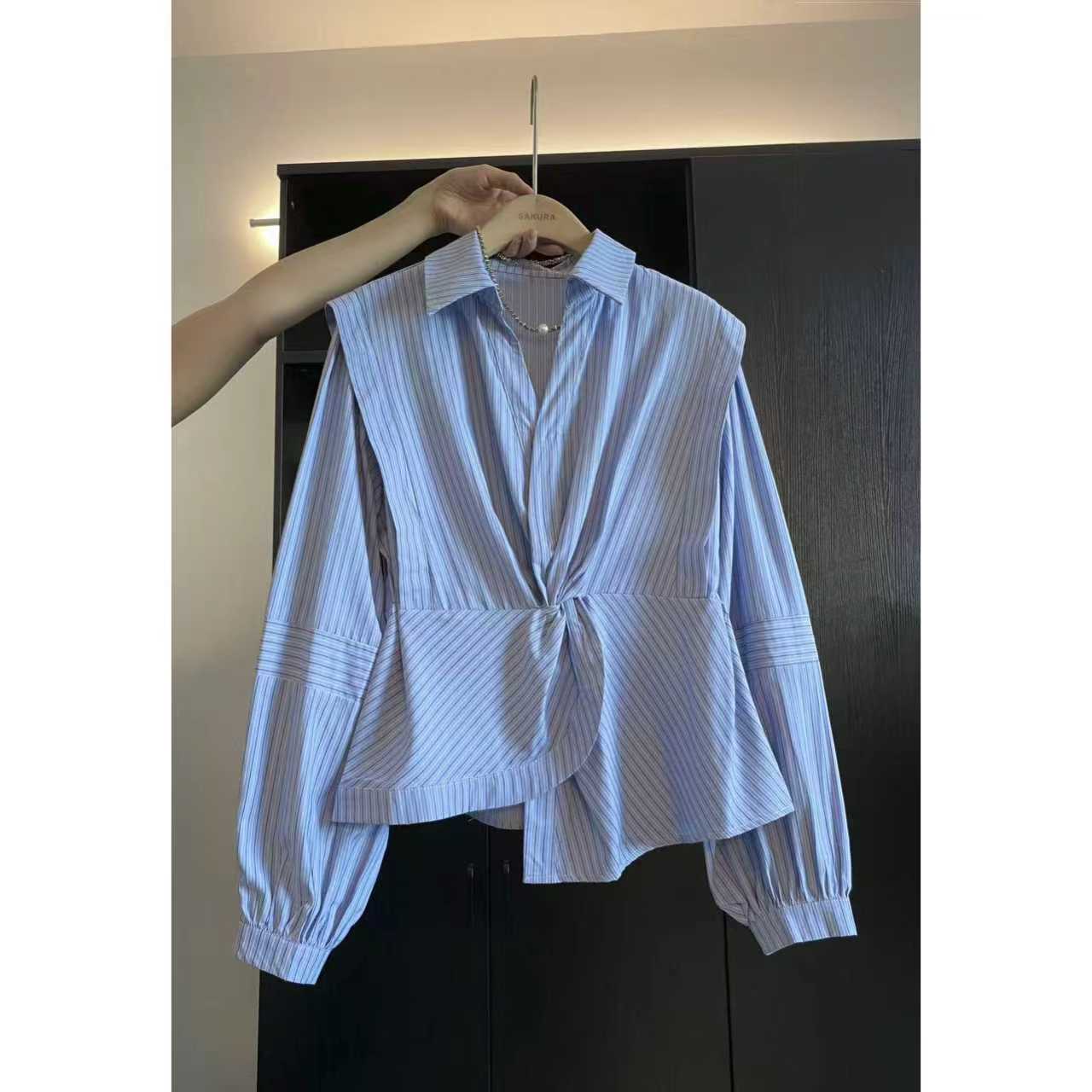 璎婲sᴀᴋᴜʀᴀ【蓝梦云阁】媛韩版POLO拼接V领坎肩不规则下摆捏褶衬衫